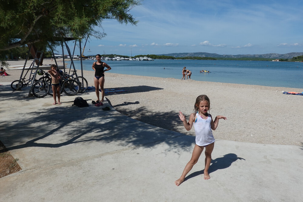 Další koupačka v městečku Murter