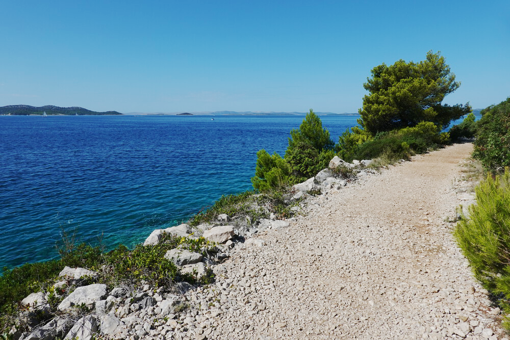 Cestičky podél pobřeží, po kterých jsme jezdili na kole na pláže