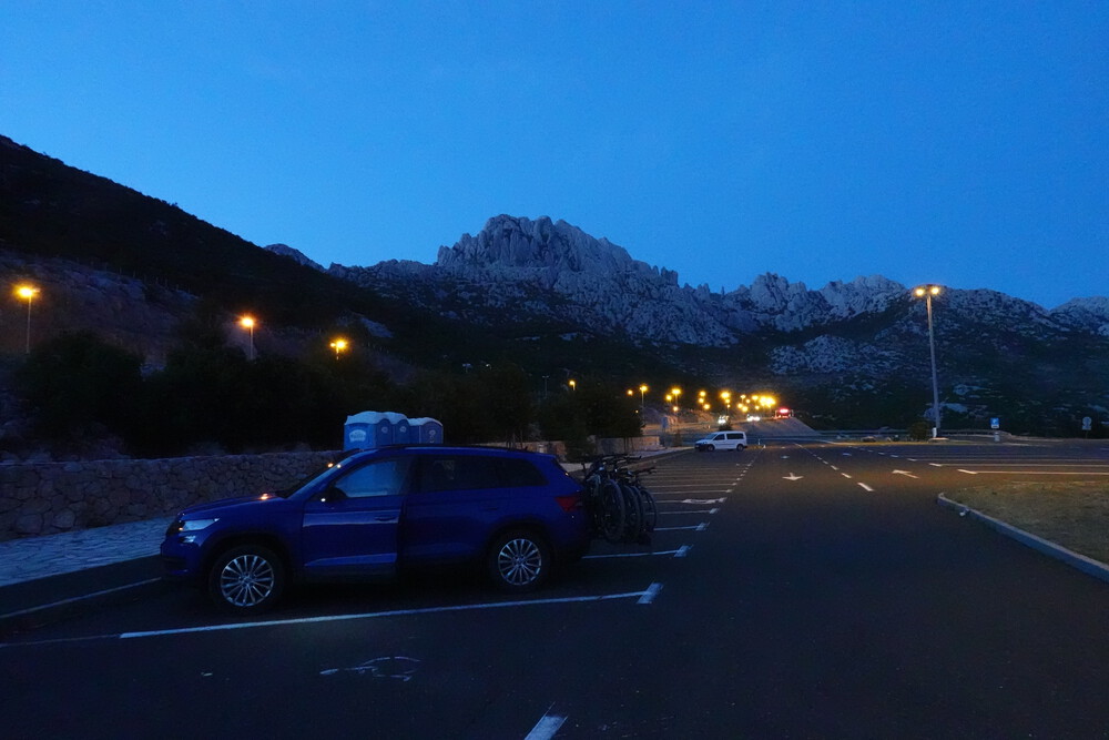 Zastávka před tunelem přes Velebit