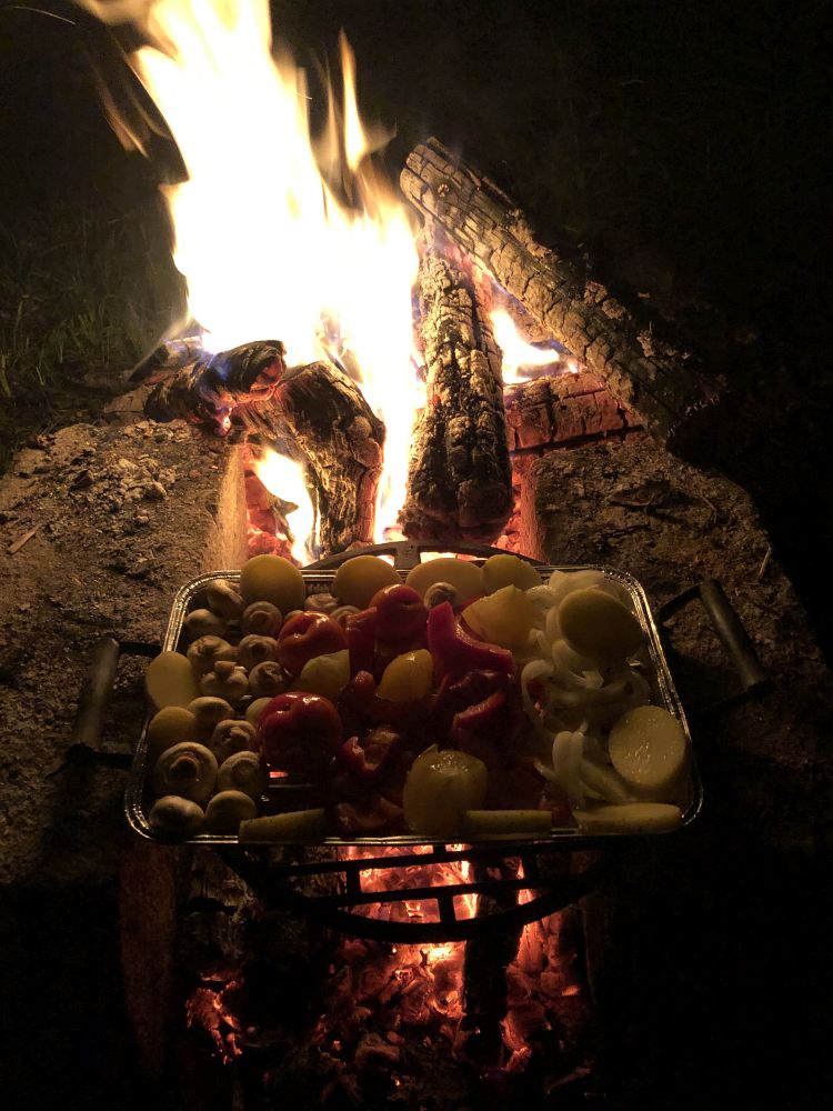 Dlouho do noci grilujeme a ďobeme