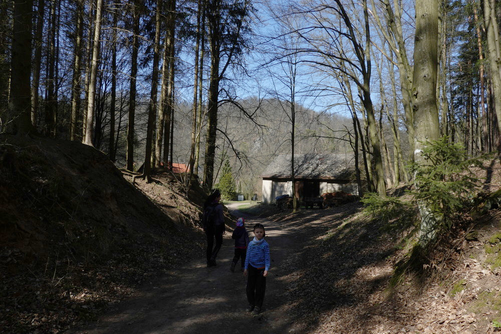 Blížíme se k vodě a mlýnu