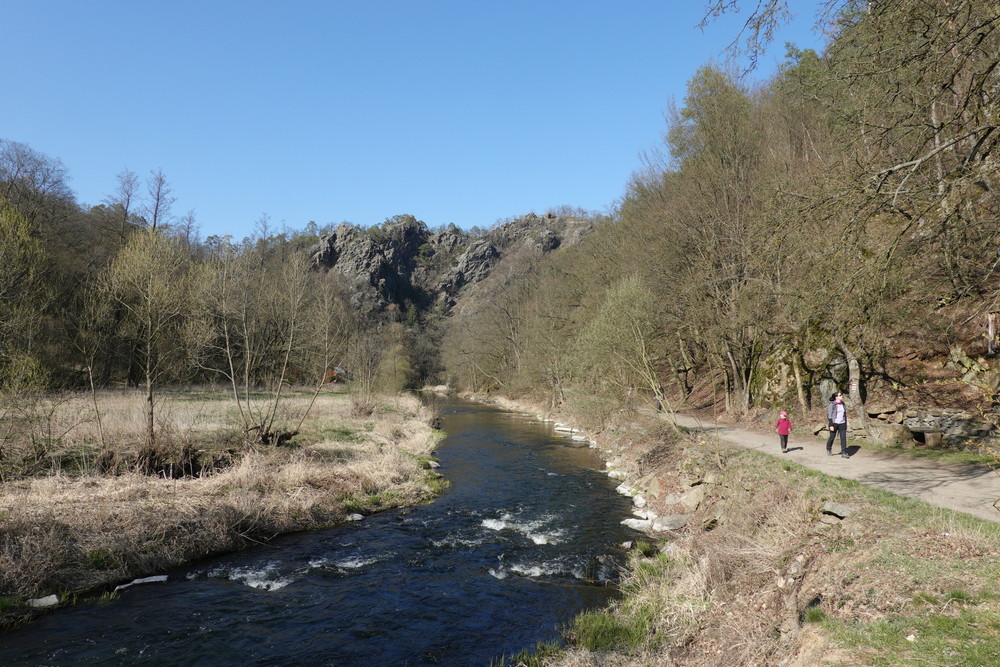 Vzadu skalnatý hřeben, který jsme přelezli