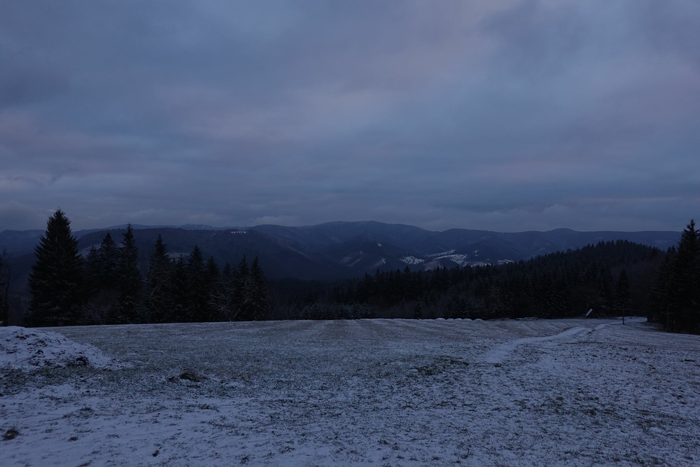 Horizont zleva doprava je hraniční hřeben