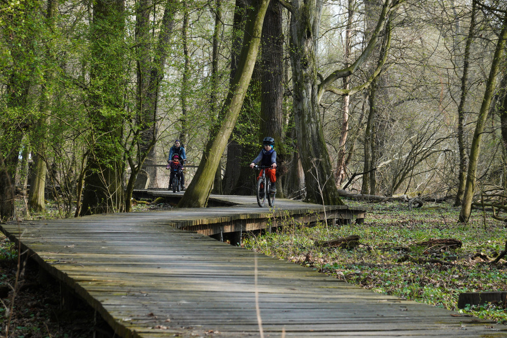 K trojmezí asi kilometr po mostech