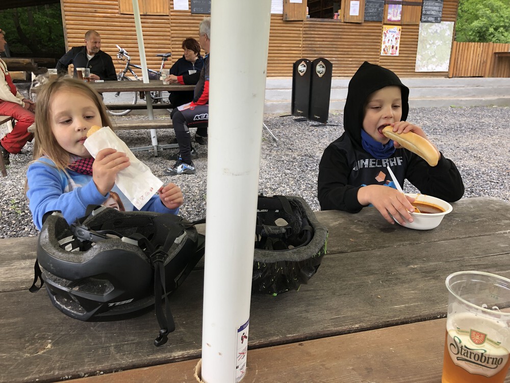 Párek v rohlíku a guláš