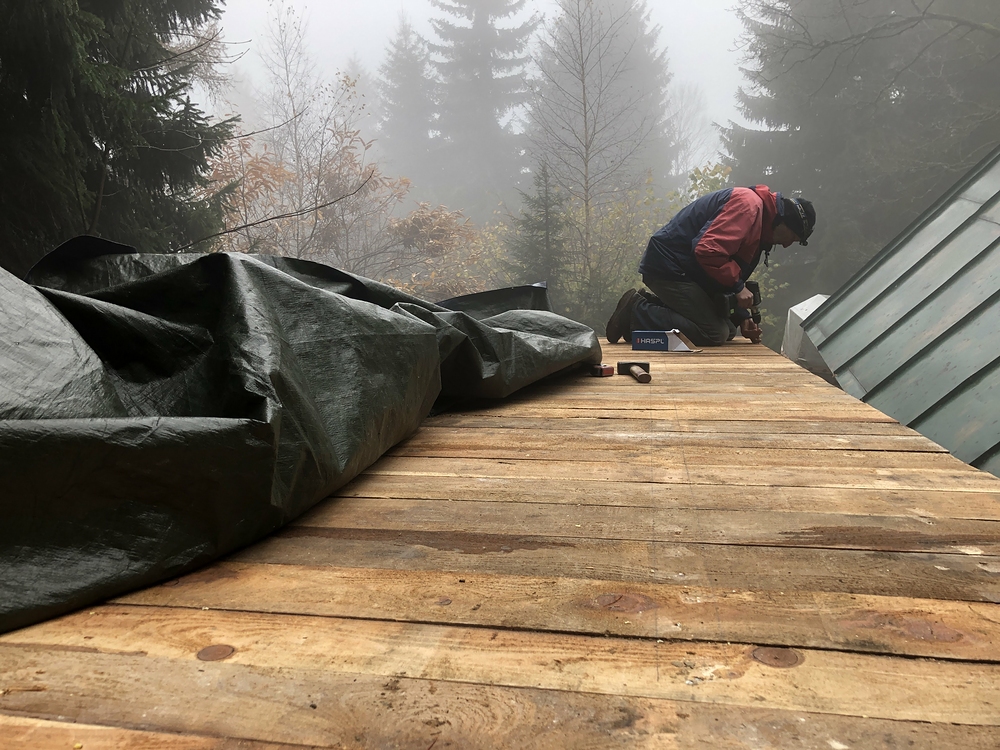 Střechu děláme klasicky na poslední chvíli, začíná pršet