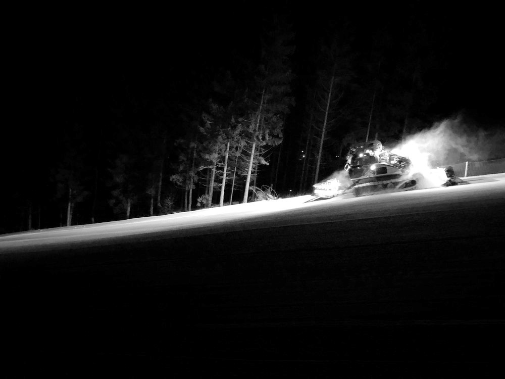 V mraku sněhu se řítí dolů