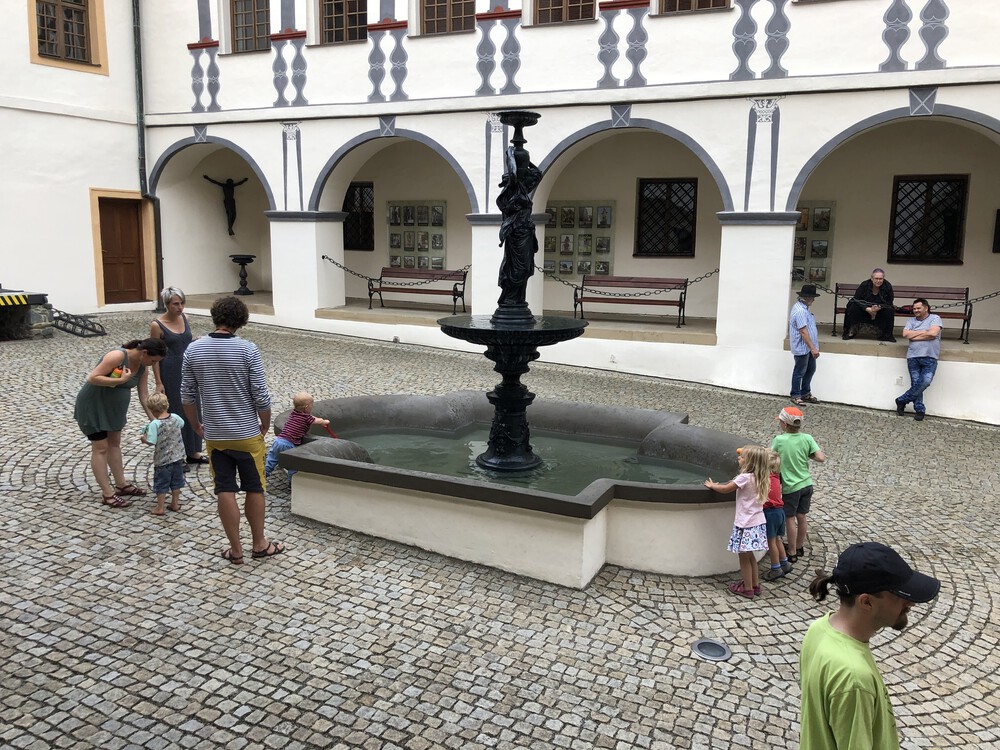 Děti řádí na nádvoří