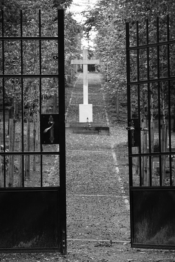 Čekání na startu si krátím návštěvou místního hřbitova