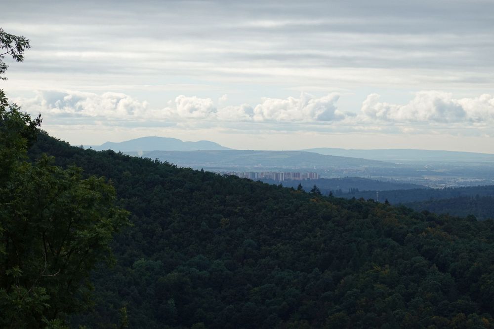 Za Vinohrady je vidět Pálava