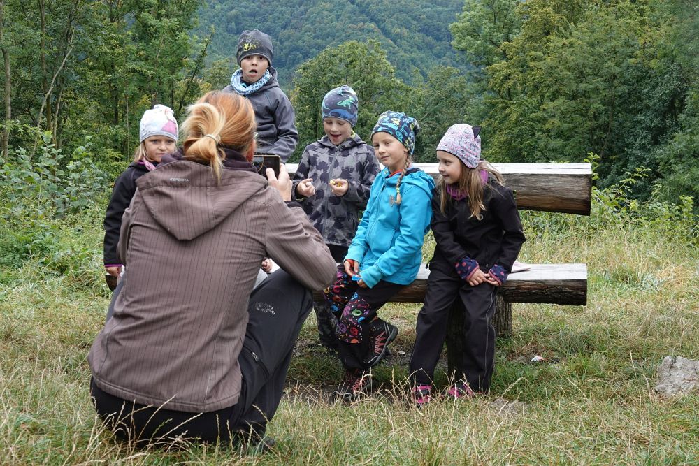 A jsme komplet, první zastávka Máchův památník