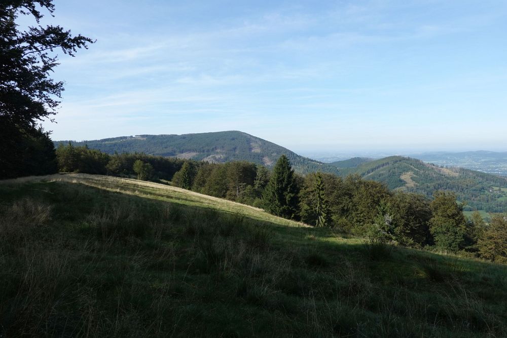 Pohled na Ostrý a sedlo Zarenbek