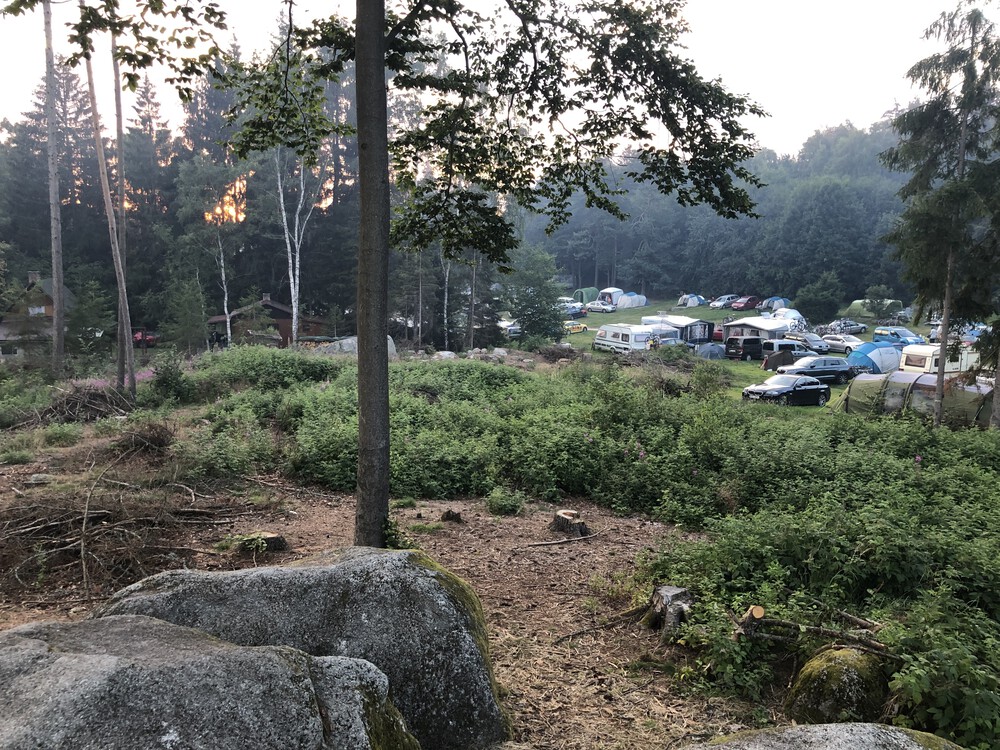 Vpravo dole máme stan