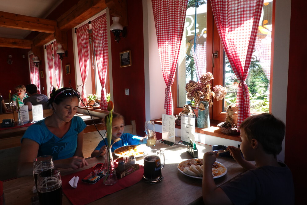 Matýsek snědl dospělou porci guláše se šesti kedlíky