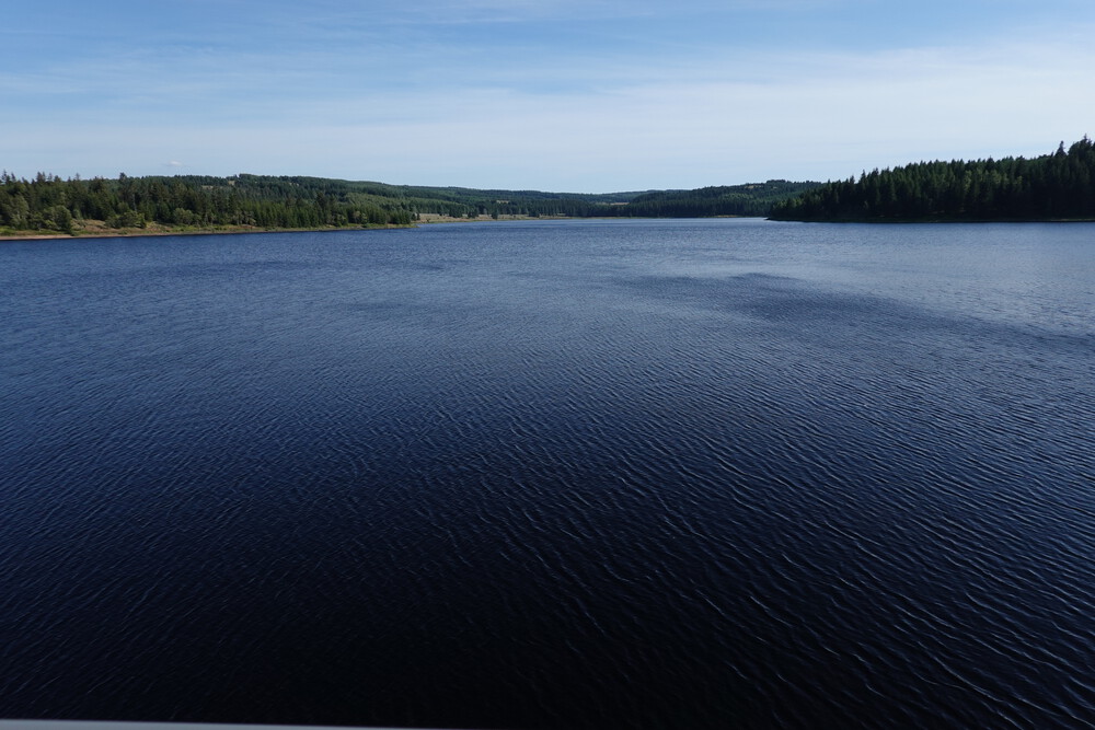 Tam vzadu po břehu jsme ráno jeli