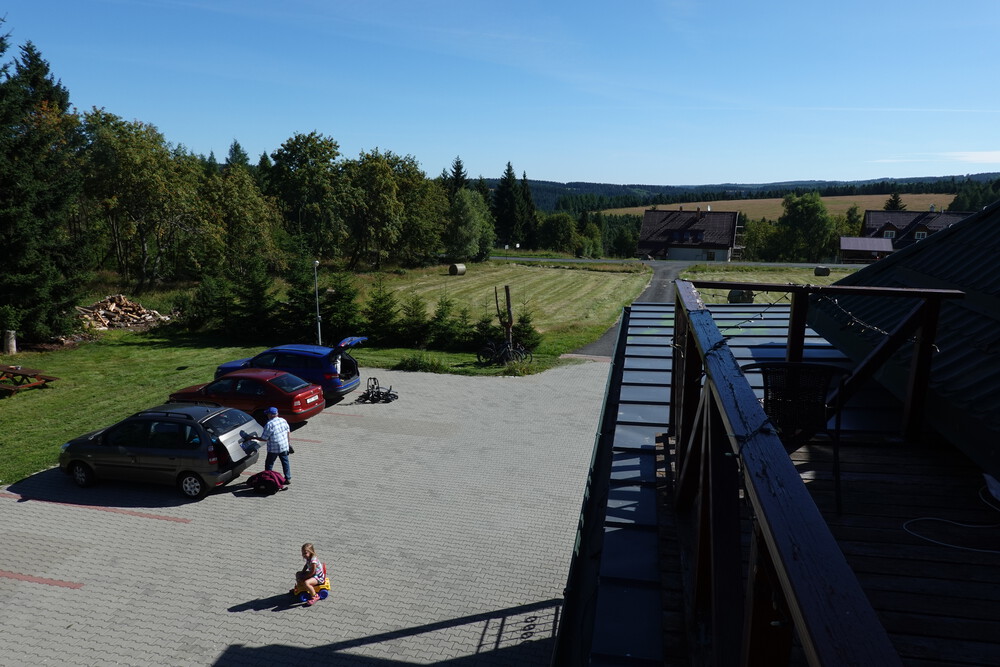 Výhled máme přímo na pasoucí se zvířata v oboře Fláje