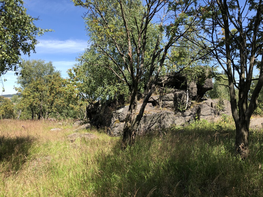Svačinkový kámen, ze kterého obě děti spadly, to bylo breku