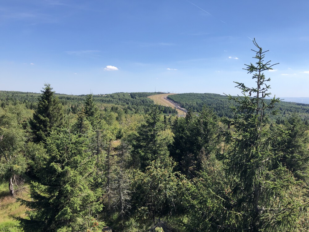 Vzadu na kopci Lesná a plynovod