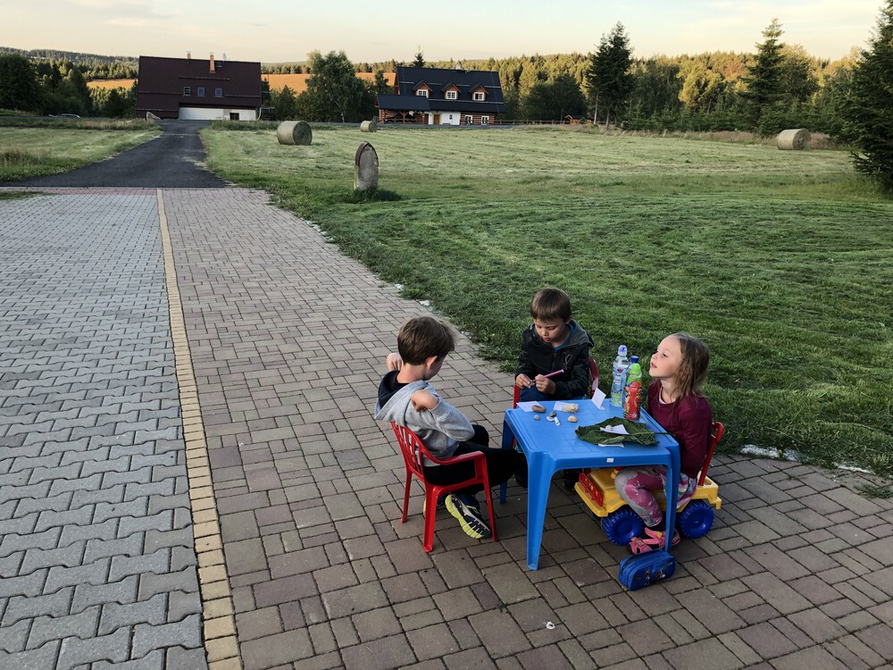 Nesměl chybět obchůdek s kameny a listy