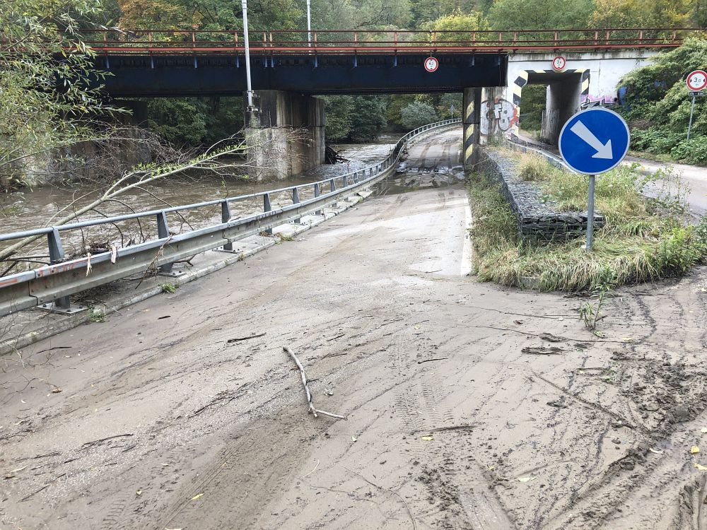 Zavřená silnice mezi Adamovem a Bílovicema
