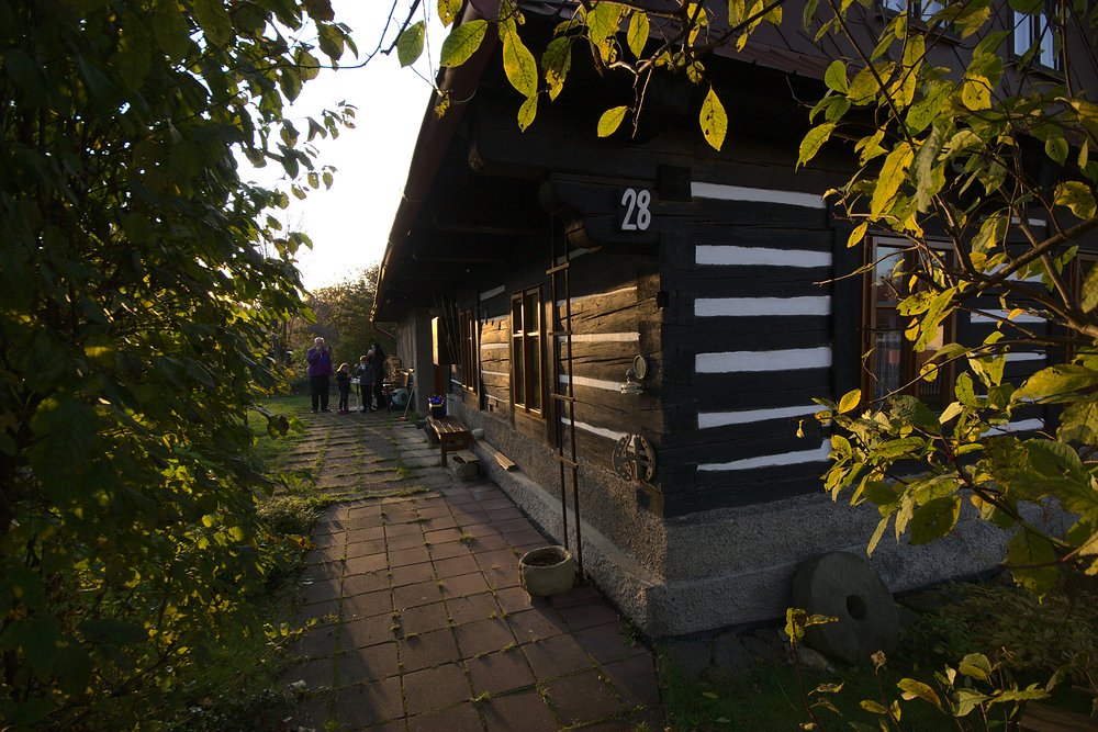 Horký čaj před chalupou