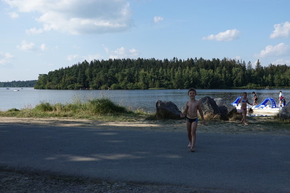 Tam vvzadu za vodou jsou písečné pláže