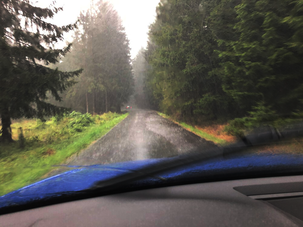 Déšť pozorujeme naštěstí přes okno auta