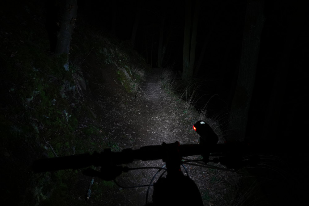 Kolem přehrady pozdě v noci