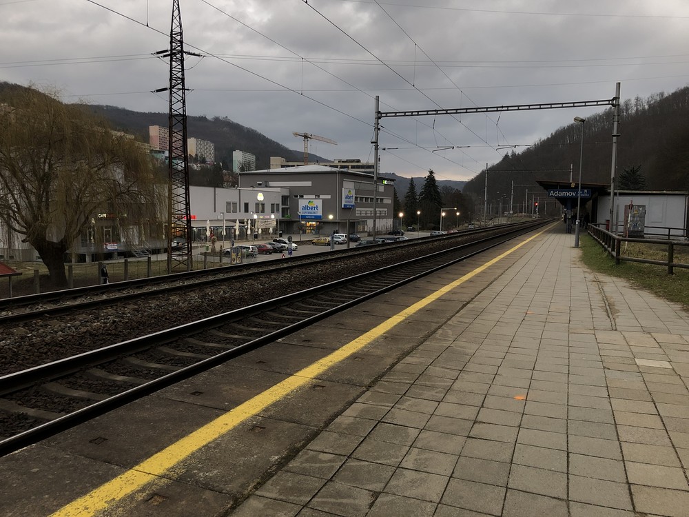 Nádraží Adamov, začíná dlouhé stoupání do Vranova
