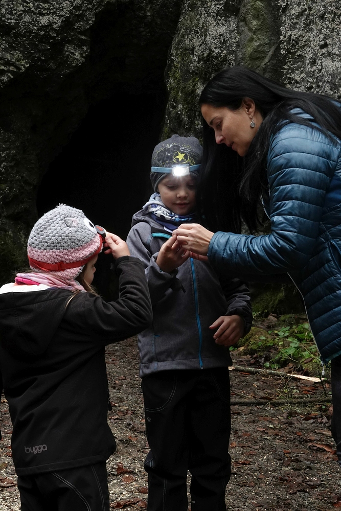 Nalezený kamínek zkoumají všichni