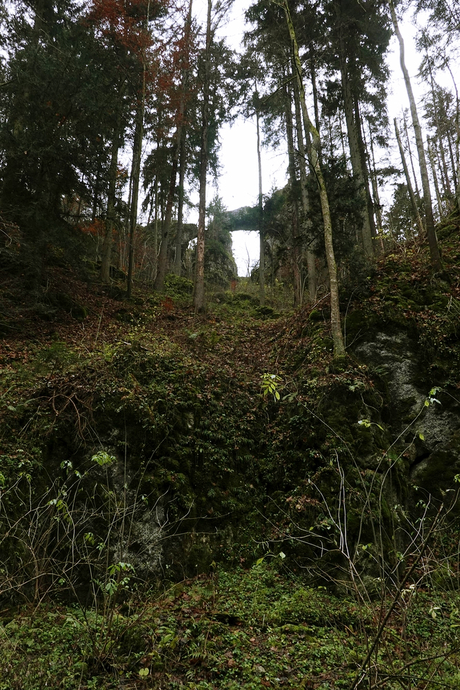 Čertův most je 18 metrů vysoký