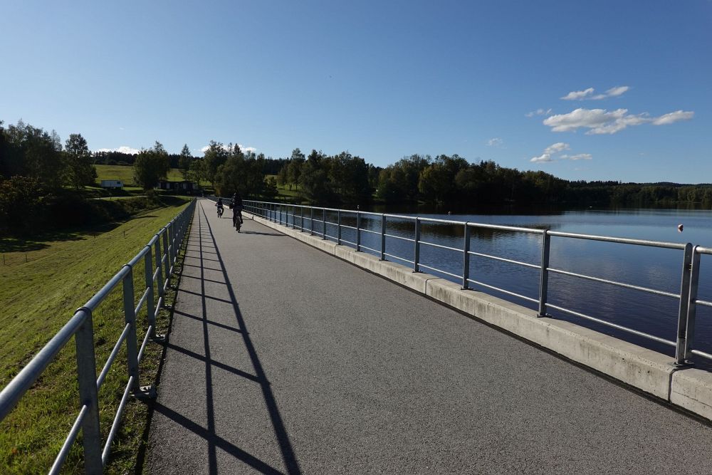 Po hrázi, na kterou je zákaz vstupu