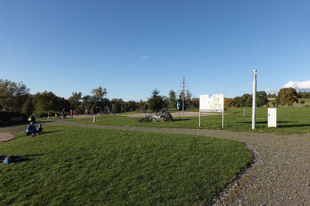 Parádní sportovní areál na břehu nádrže