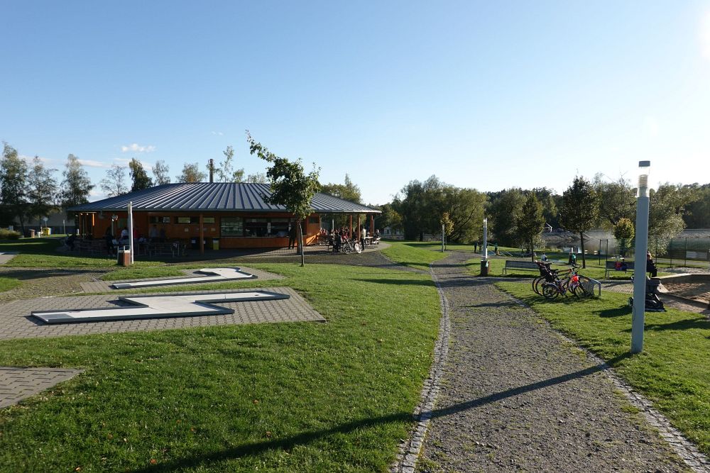 Parádní sportovní areál na břehu nádrže