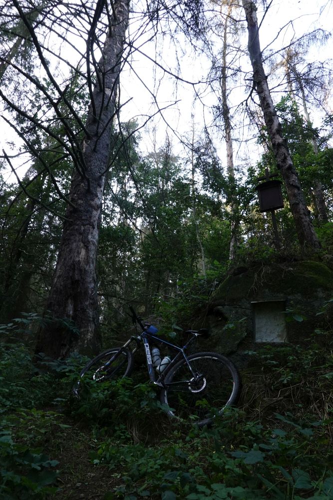 Tady už se nedá ani tlačit, je třeba vzít kolo na záda