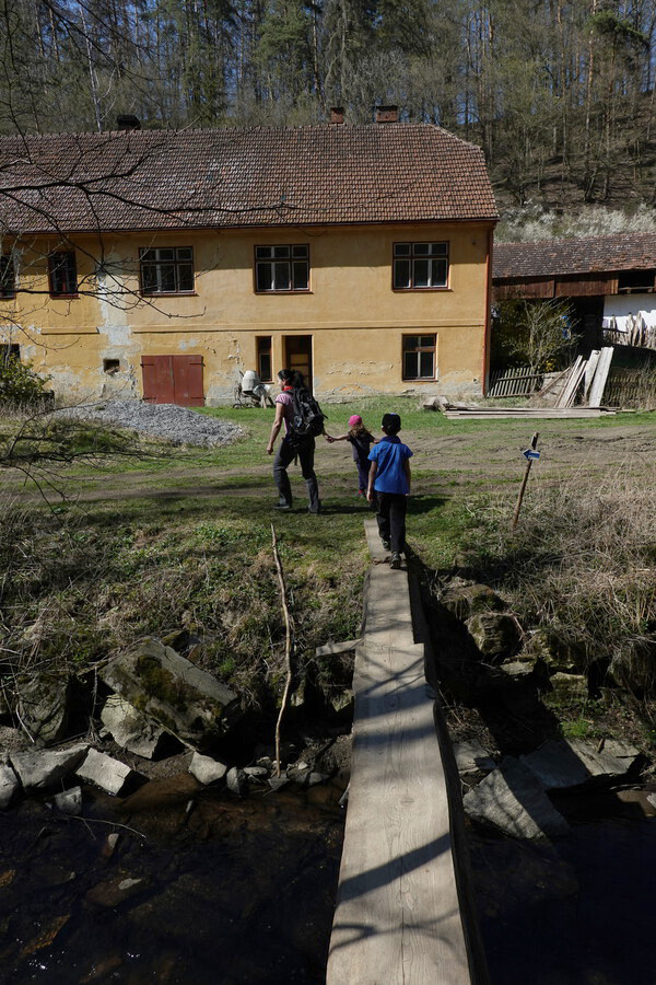 Mostek přes potok neměl zábradlí