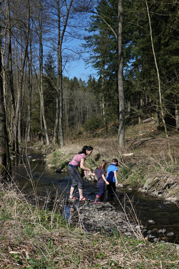 Děti pěkně v gumáčkách