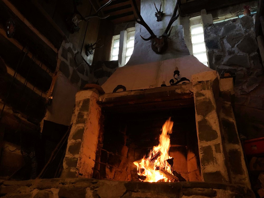 Jsme na chatě, děláme oheň v krbu, jíme špekáčky, jsem spokojený