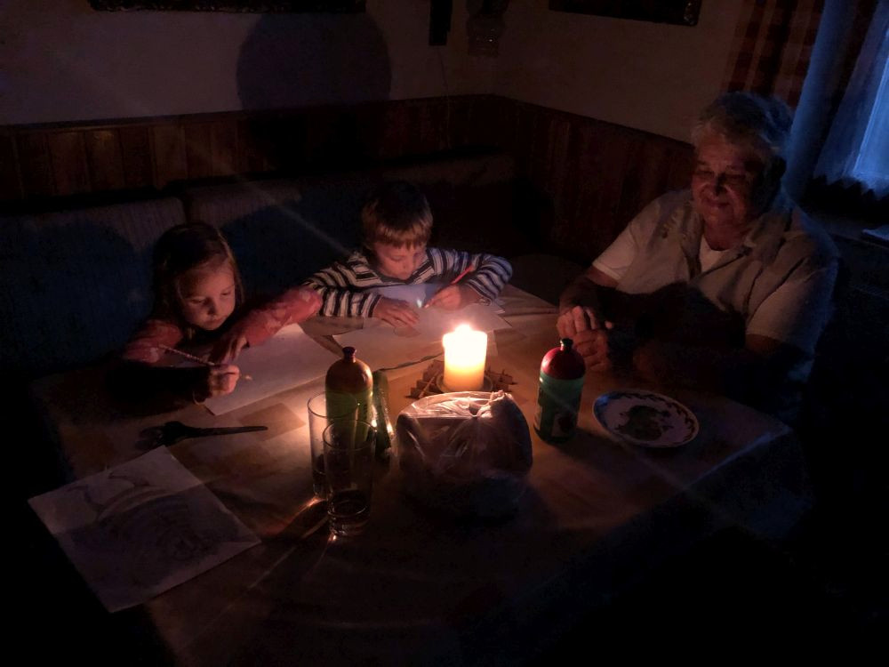 Bouřka a černá hodinka ve Svratce. Děti kreslí