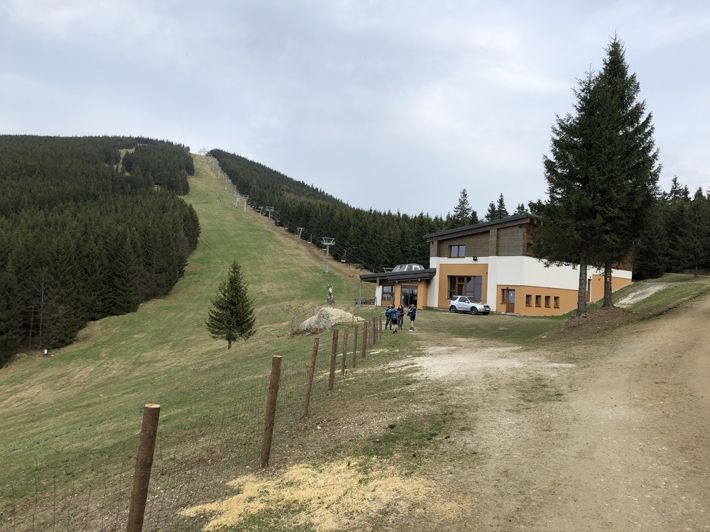 Dolů jsem jel kolmo po sjezdovce