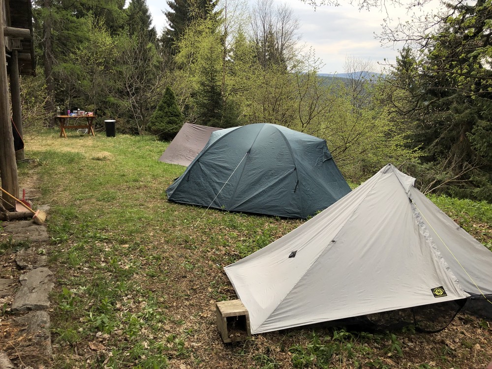 Zbourat stany a domů