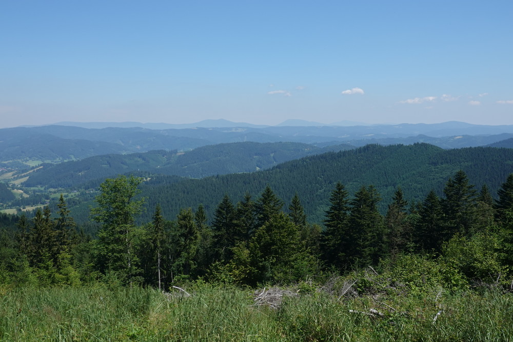 V dálce Radhošť, Kněhyně, Smrk, Lysá