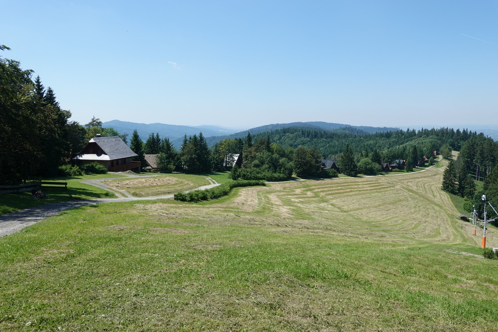 Pohled za sebe, vzadu vlevo Makyta