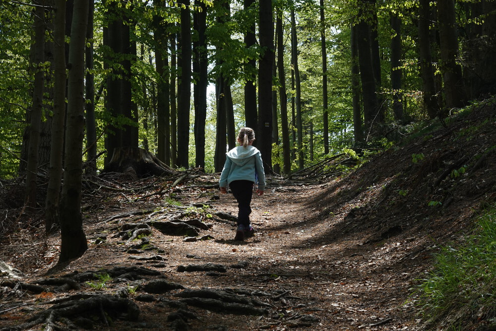 Adélka krásně ťape do prudkého kopce