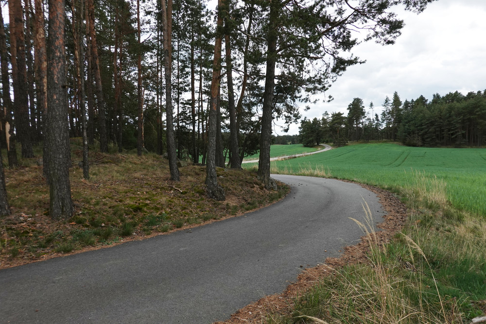 Dříve to bývala krásná šotolinová cesta, ale i teď je to dobré