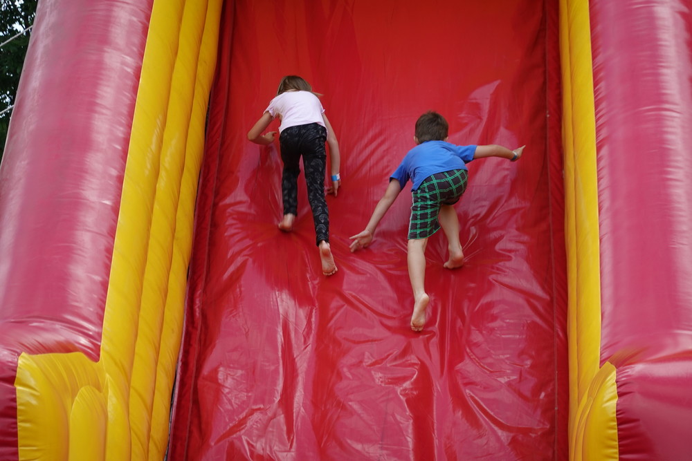 Venku stály skákací hrady