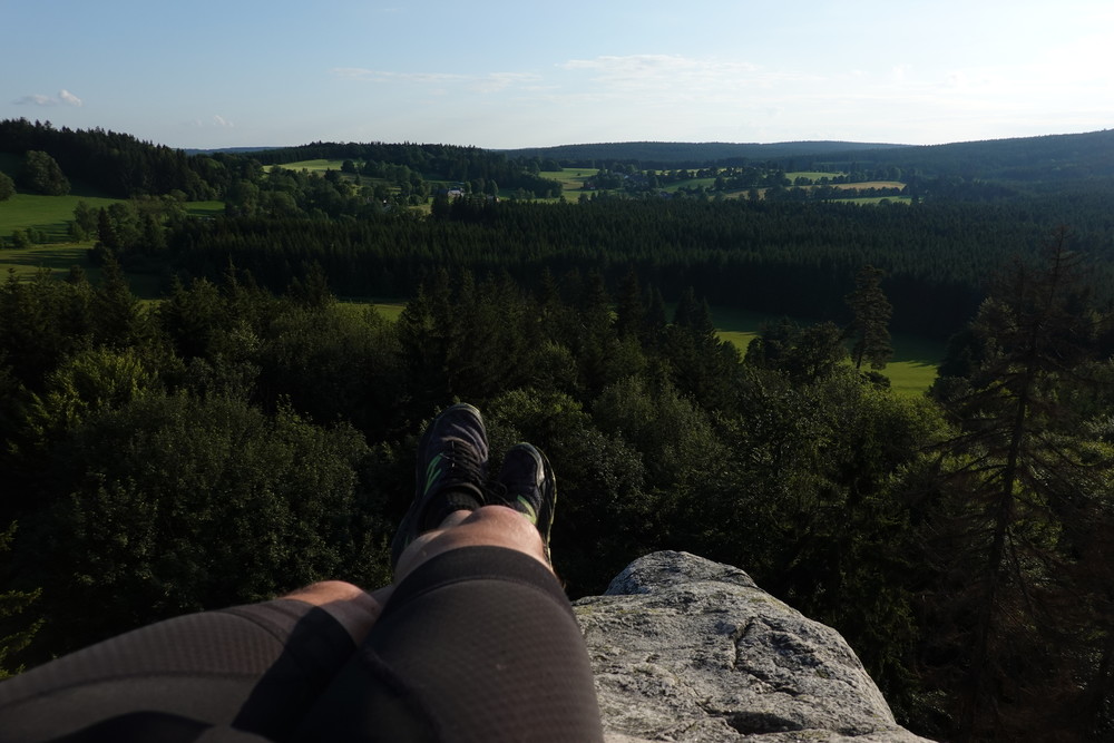 Sedím na vrcholu Drátníku a koukám na Samotín, přes který za pár minut pojedu