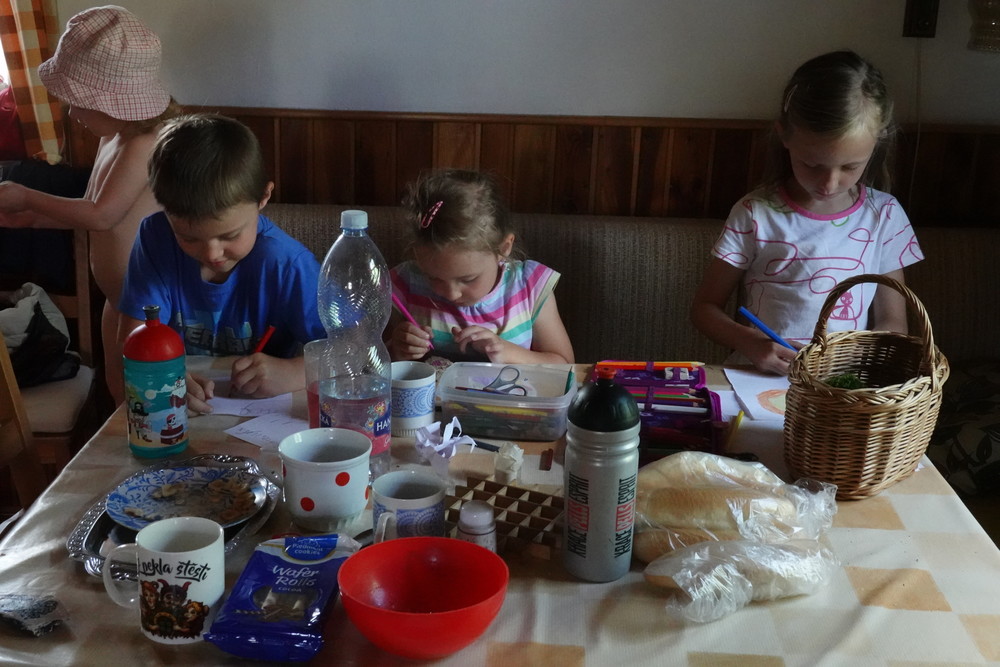 Tady se něco chystá