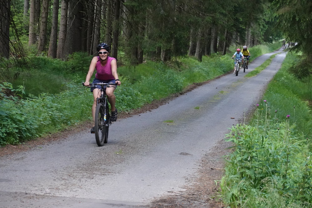 Maky ujíždí cyklistům