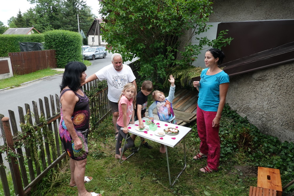 Piknik za chalupou po návratu k dětem